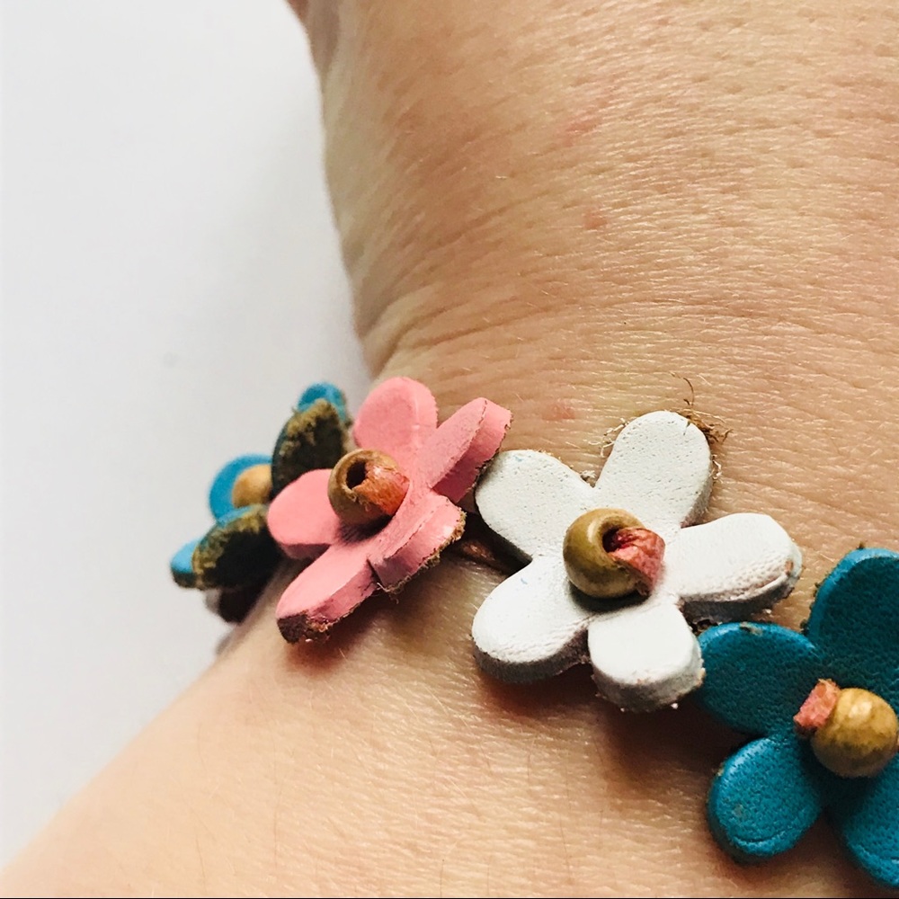 Adjustable flower bracelet - Picture 5 of 8